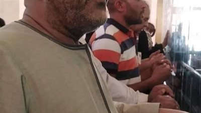 رجل عند خروجه من المسجد 