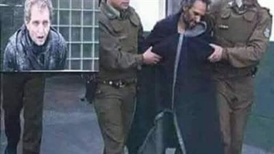 الصورة لعامل بعمل في مصنع لتجميد 