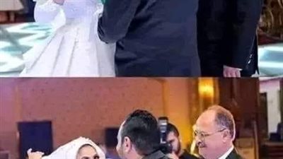 جلس معها يوم خطوبتهم 