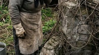 ذهبت امرأة مسنة لتنظيف بئر مزرعة مهجورة فوجدت سلمًا لم يكن من المفترض أن يراه أحد
