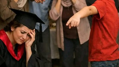 ألقوا كعكة تخرّجي على الأرض… فقررت إنهاء كل شيء