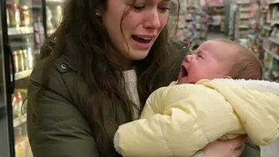 توقّفتُ لمساعدة أمٍّ مڼهارة في متجر وبعد أيام جاءني عرض غيّر حياتي بالكامل