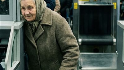 وأثـناء تفتيـش شنطة سـت كبيـرة في السـن علـى جهـاز الأمـن، فجـأة ضابـط التفتيـش وقف مكانـه تـم تعديـله بقلـم منـي السـيد
