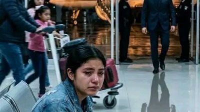 تركتني أمي في المطار لتسافر مع عائلتها المثالية لكن عودتها كانت أسوأ كابوس في حياتها