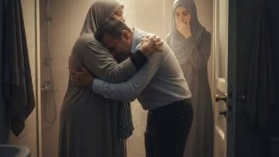 استيقظتُ عند الثالثة فجرًا على صوت الماء وما رأيته خلف باب الحمّام غيّر حياتي إلى الأبد!