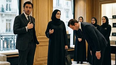 اصطحبها إلى باريس كخادمة لكنه لم يتخيل أن تُسقط كبرياءه أمام الجميع بكلمة واحدة!