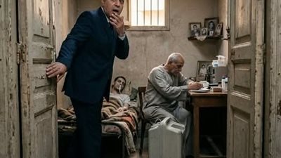 مليونير قرّر زيارة بيت خادمته فجأة… وما اكتشفه خلف ذلك الباب غيّر حياته للأبد!