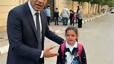 قالوا “اتّسخت قليلًا”… لكن اللي شفته على بنتي خلّى المدرسة كلها تهتز!