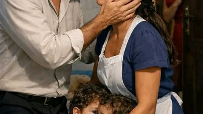 تظاهر بالعمى ليكشف الخېانة لكن ما فعلته الخادمة غيّر مصير الجميع!