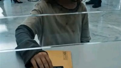 طردوا طفلًا من البنك لأنه بدا فقيرًا… ثم ظهرت في حسابه أرقام أوقفت الجميع!