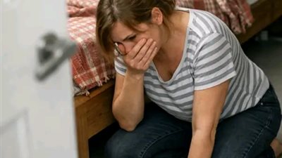 مباشرة بعد جنازة ابنتنا أصرّ زوجي بإلحاح على أن أتخلص من أغراضها. لكن عندما بدأت تنظيف غرفتها، وجدت رسالة غريبة