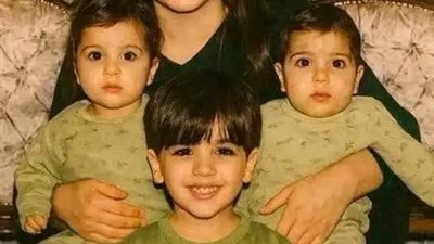 ام تنشر صورتها مع اولادها بعدما اصبحوا شباب جمالهم مش طبيعي