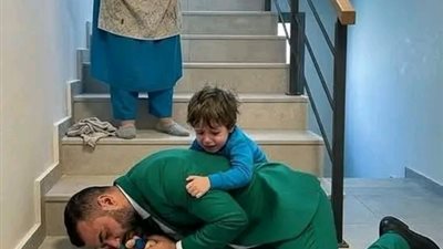 سقط على الدرج ليختبر مربية ابنه فكانت النتيجة درسًا غيّر حياته للأبد!