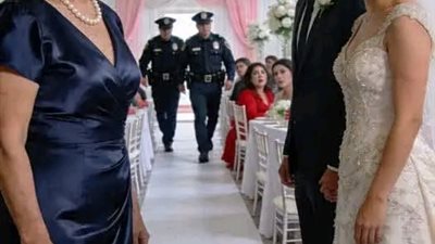خدع أمه وباع شقتها قبل زفافه بيوم… لكنه لم يكن يعلم أن المفاجأة الكبرى تنتظره أمام 300 ضيف!