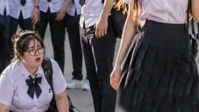 فتاة معجبه بزميلها في الفصل