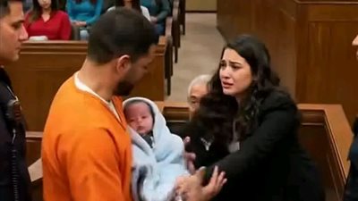 اعتراف هز المحكمة حين حمل ابنه لاول مرة تغير كل شيء