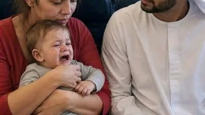 طفل بكى طوال الرحلة وأزعج الركاب… لكن ما فعله الشيخ الخليجي معه أبكى الطائرة كلها