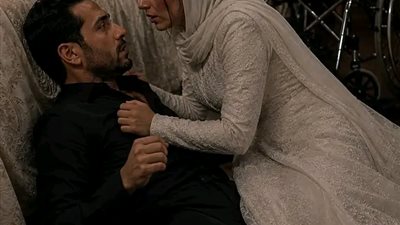 في ليلة زفافي حملت زوجي المشلۏل الى السرير