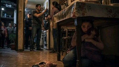 ابنتي كانت تنام تحت طاولة المطبخ… حتى اكتشفتُ ماذا كانت تخبئ داخل دميتها القديمة.