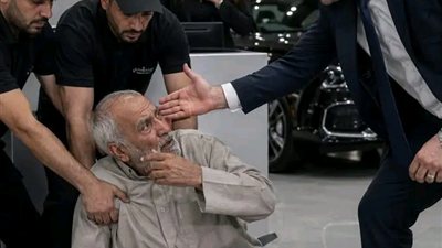 طردوا رجلًا عجوزًا من معرض سيارات فاخر وصفعوه أمام الجميع لأنه بدا فقيرًا