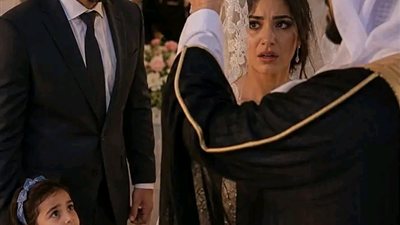  ذهب إلى زفاف صديقه برفقة ابنته... وعندما رفع العريس غطاء وجه العروس انهار باكيًا!