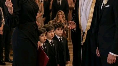 ظهرت في زفاف طليقها ومعها أربعة أطفال يشبهونه... وما حدث بعدها أوقف الحفل بالكامل!