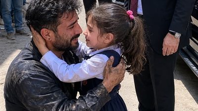 ميكانيكي خسر عمله لأنه أنقذ طفلة… وفي اليوم التالي صُدم بما حدث أمام منزله!