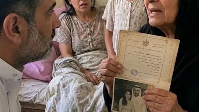 فتاة فقيرة تسأل الملياردير لماذا صورة أمي في قصرك
