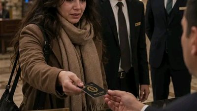 طردها زوجها من البيت… فاستخدمت بطاقة قديمة من والدها لتكتشف سرًا صادمًا غيّر حياتها للأبد! 