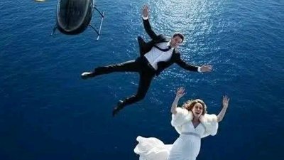 دفع المليونير زوجتة الحامل صاحبة الثروة خارج الطائرة