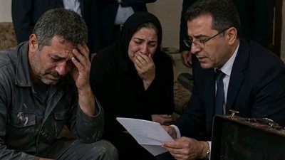كنتُ أعتبر حماي العجوز عبئًا يأكل من رزقي… لكن بعد ۏفاته فتح المحامي ملفًا واحدًا جعلني أبكي أمام أولادي لأول مرة