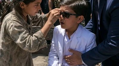 ابن المليونير كان أعمى… وفتاة حافية فعلت شيئًا لا يصدّقه عقل