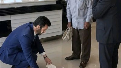 دخل أبُ صاحب المعرض بثيابٍ بسيطة ليشتري سيارة