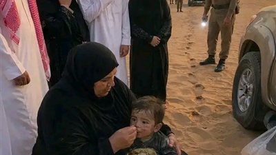 قصة حقيقية لطفل يحبو في الصحراء
