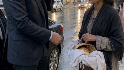 مليونير يلمح خاتمًا في يد فتاة تبيع الخبز تحت المطر… وما اكتشفه بعدها غيّر حياته إلى الأبد!