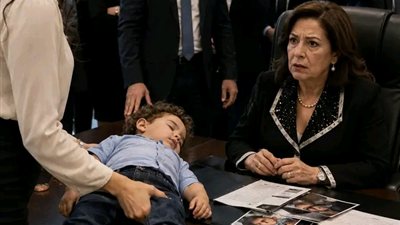 وضعتُ حفيدها المشتعل بالحمّى على مكتبها… وفي لحظة واحدة تغيّر كل شيء!