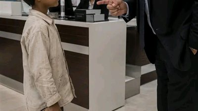 ضحكوا على حذائه الممزّق… ولم يعلموا أن رصيده سيُسقطهم جميعًا