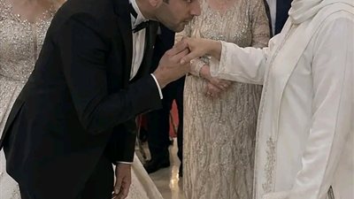 قالت عني فقيرة ومنعتني من زفافها لكن عندما رآني العريس انحنى أمامي وانقلبت القاعة رأسًا على عقب