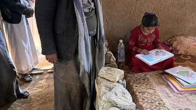 يحكى ان رجل فقير كان يجمع الحجارة من الشارع