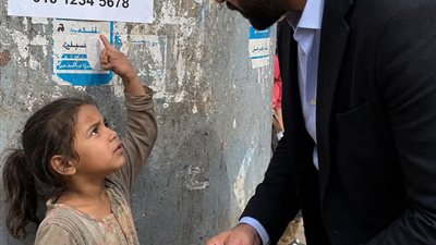 يا سيّد… هذا الصبيّ يسكن في بيتنا والذي روته بعد ذلك كان كافيًا لِيُسقِط المليونيرعلى ركبتيه
