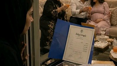 عدت من المطار قبل إقلاع الطائرة بساعات... فوجدت زوجي يحتفل باختفائي!