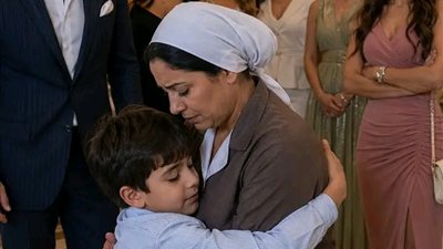 حين طلب المليونير من ابنه اختيار أمٍّ جديدة… لم يتوقع أن يشير إلى الخادمة!