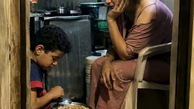 عدتُ من الغربة بعد 5 سنوات… فوجدتُ زوجتي وطفلي يتضوران جوعًا خلف القصر الذي بنيته بيدي