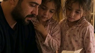 وجد توأمًا أمام باب منزله… وما حدث بعدها غيّر حياته للأبد