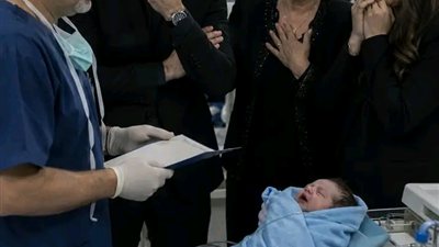 ماټت أثناء الولادة فاحتفل زوجها… لكن كلمة واحدة من الطبيب دمّرتهم جميعًا!