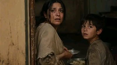 عدتُ من الغربة لأفاجئ عائلتي فوجدت زوجتي تأكل بقايا الطعام خلف قصري!