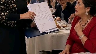 حماتي اعتبرت بيت ابني ملكًا لها… حتى أخرجتُ ورقة واحدة أمام العائلة فاختفى لون وجهها!