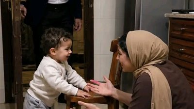 تظاهر مليونير بالسفر… فعاد ليجد معجزة في مطبخه قلبت حياته وابنه للأبد
