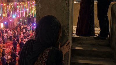 رأيت أمام أحد المحلات ٳمراةتصرخ بعصبية في وجه أبنها